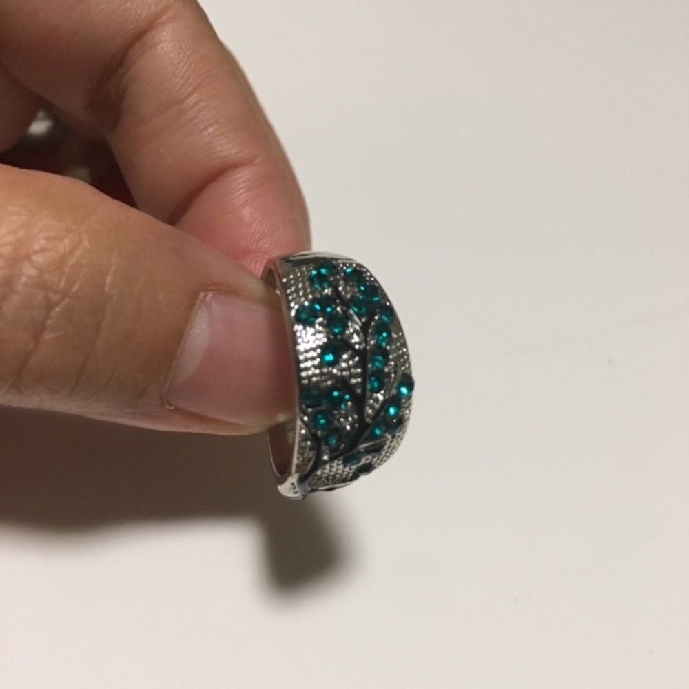 Vivid Emerald Gemstone Silver Ring - image 3